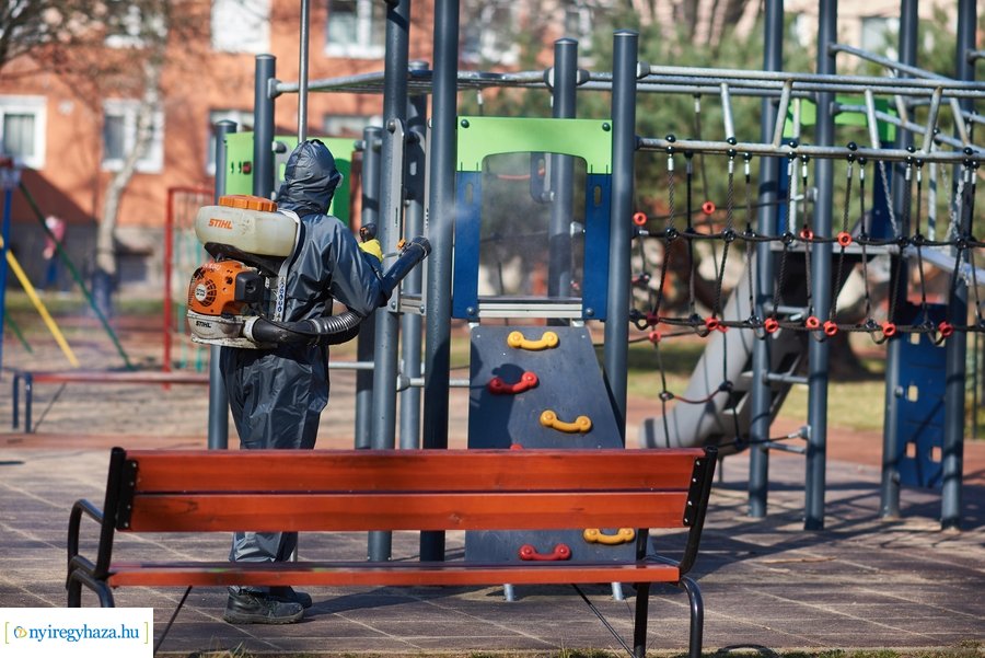 Játszótér fertőtlenítés a Jósavárosban 20210303