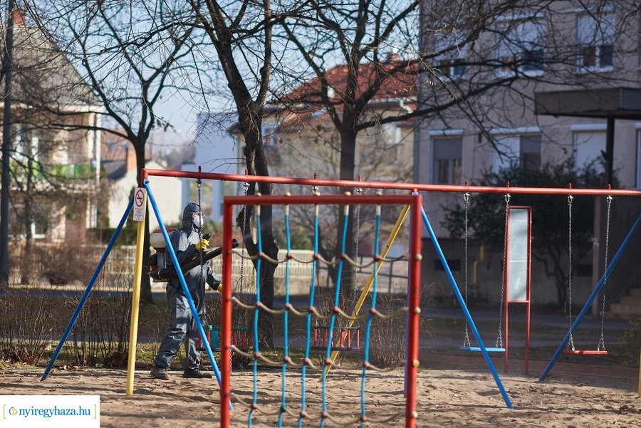 Játszótér fertőtlenítés a Jósavárosban 20210303