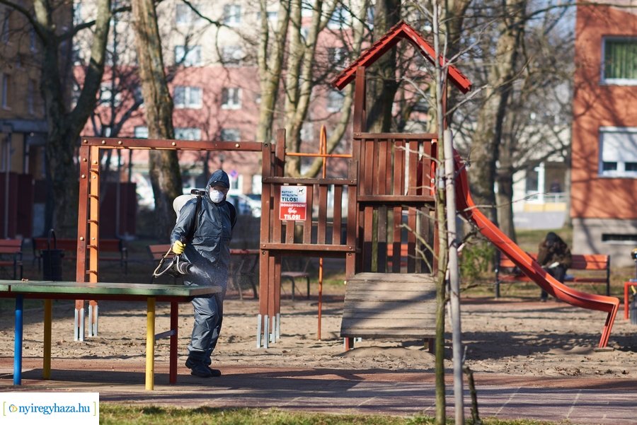 Játszótér fertőtlenítés a Jósavárosban 20210303
