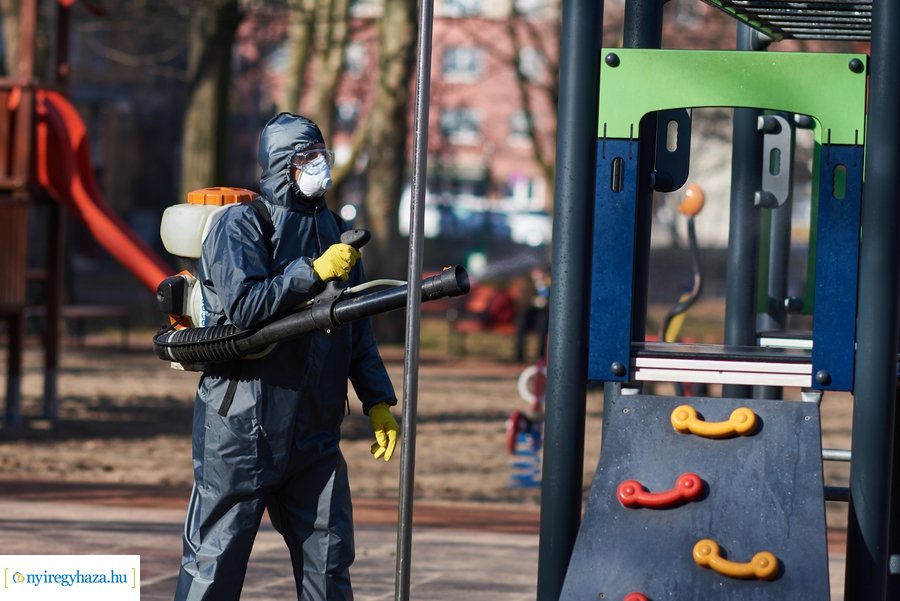 Játszótér fertőtlenítés a Jósavárosban 20210303