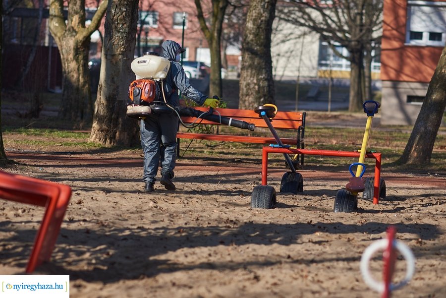 Játszótér fertőtlenítés a Jósavárosban 20210303