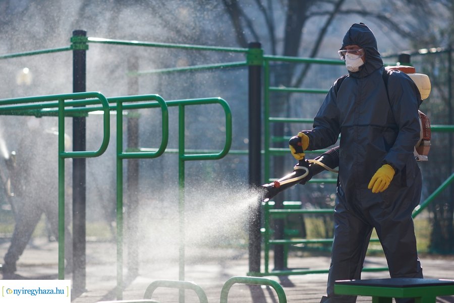 Játszótér fertőtlenítés a Jósavárosban 20210303