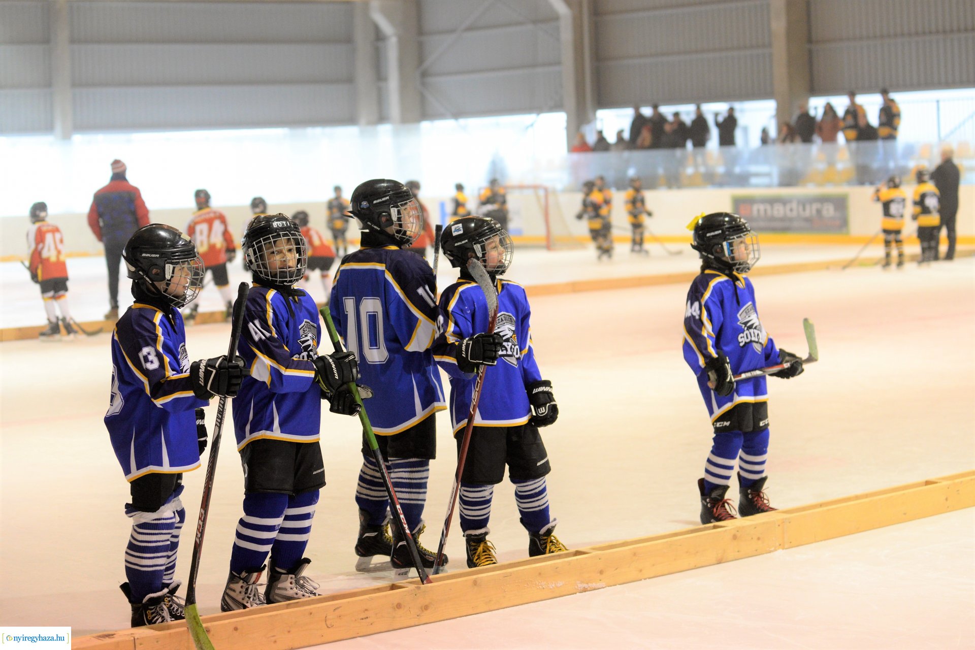 Jégkorong mérkőzések a Városi Jégpályán