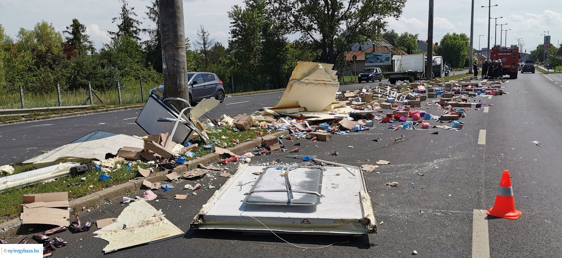 Jégkrémet szállító kisteherautó rakománya borult a körútra