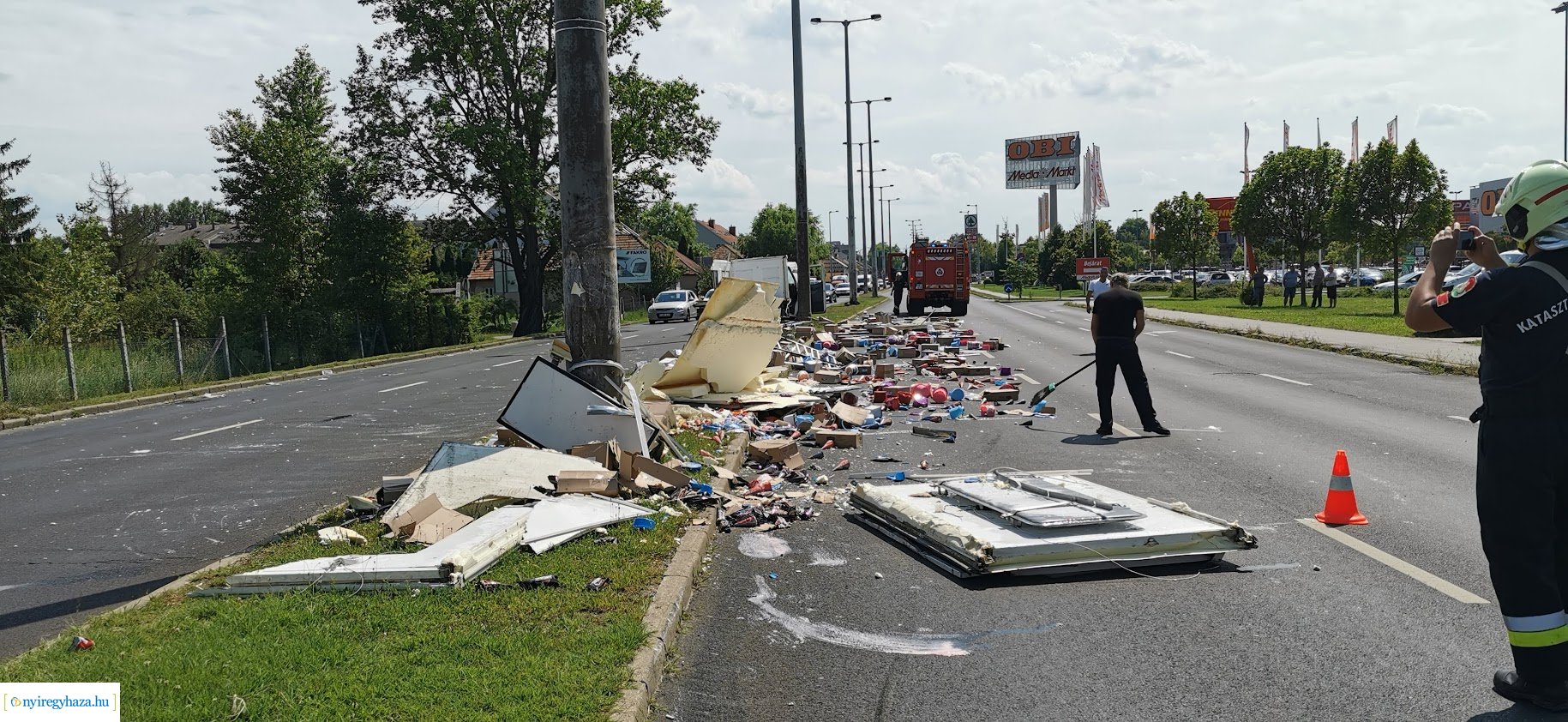 Jégkrémet szállító kisteherautó rakománya borult a körútra