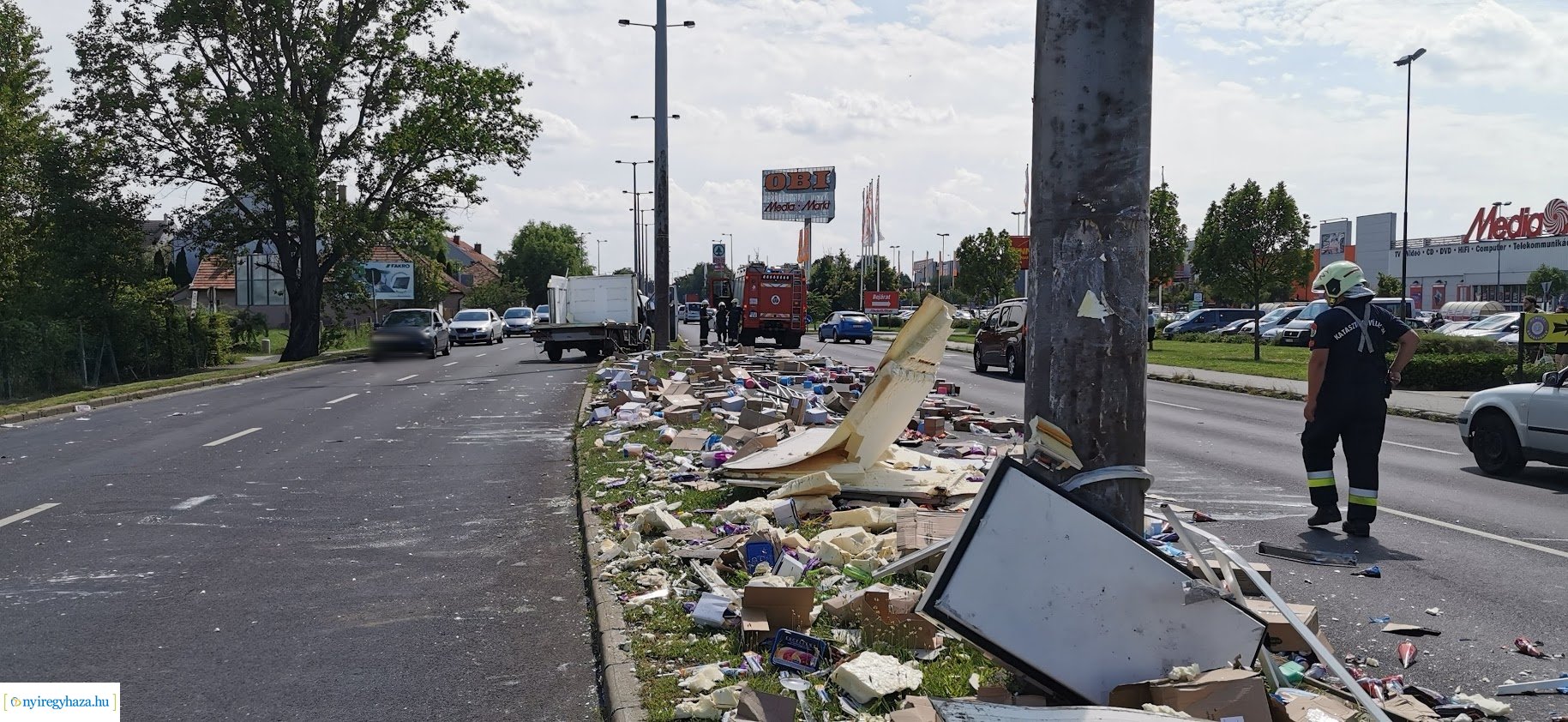 Jégkrémet szállító kisteherautó rakománya borult a körútra