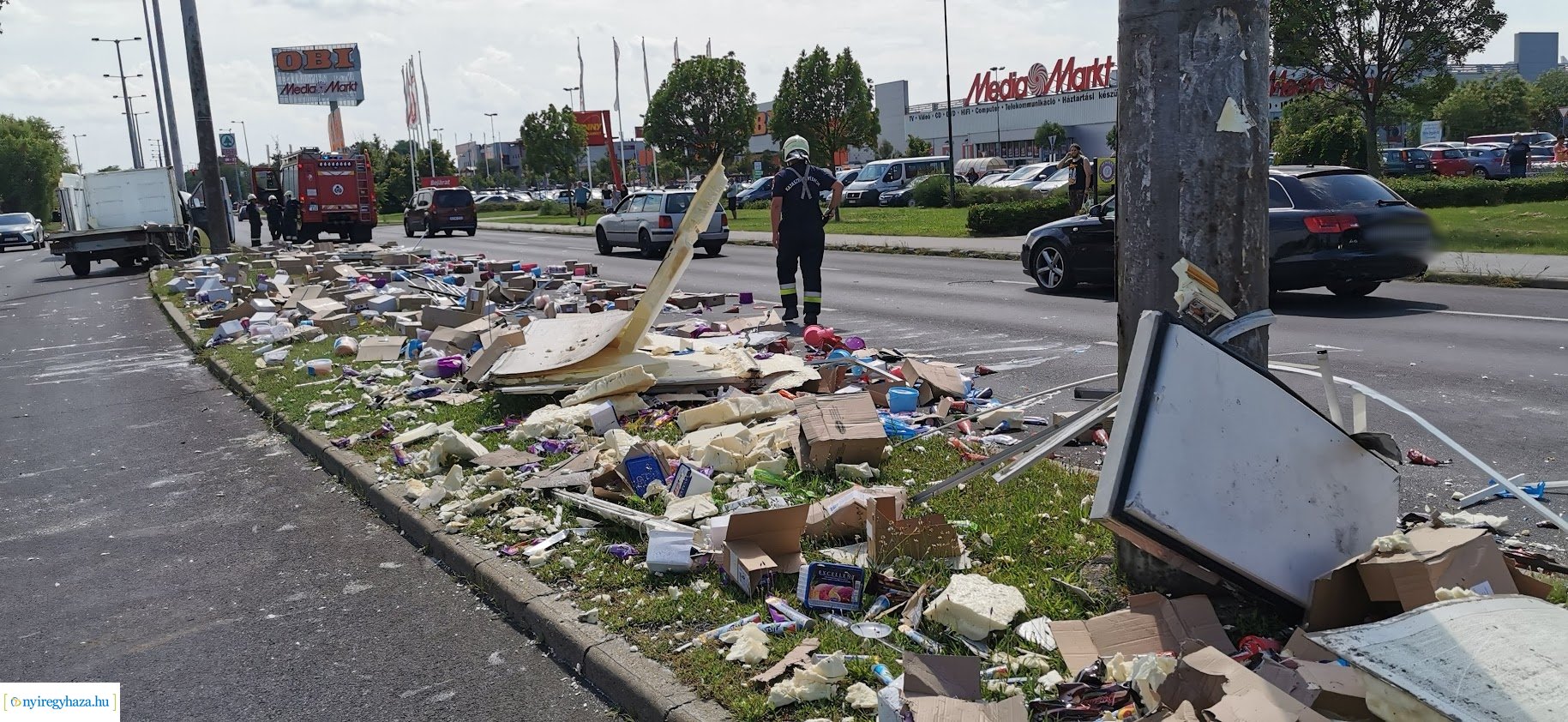 Jégkrémet szállító kisteherautó rakománya borult a körútra