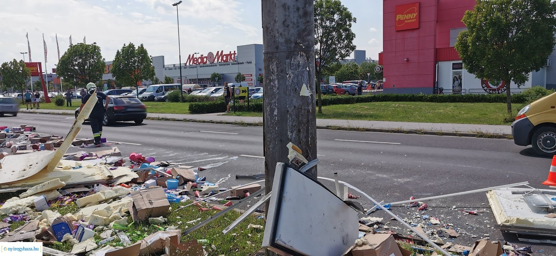 Jégkrémet szállító kisteherautó rakománya borult a körútra