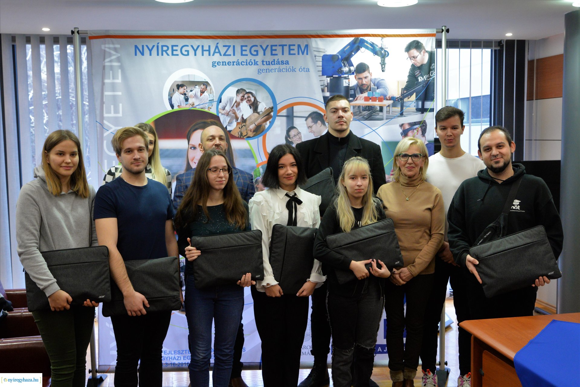 Jelképes laptop átadás a Nyíregyházi Egyetem elsőéves hallgatói részére