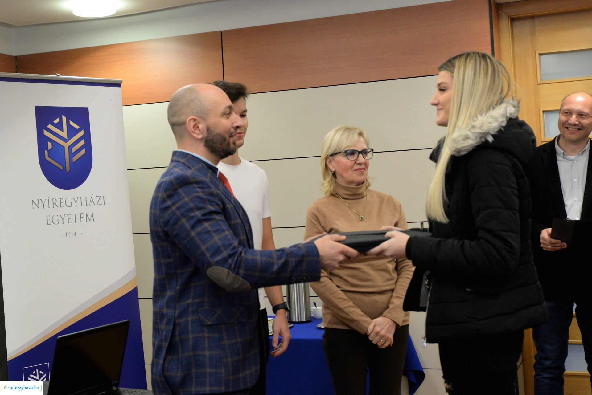 Jelképes laptop átadás a Nyíregyházi Egyetem elsőéves hallgatói részére