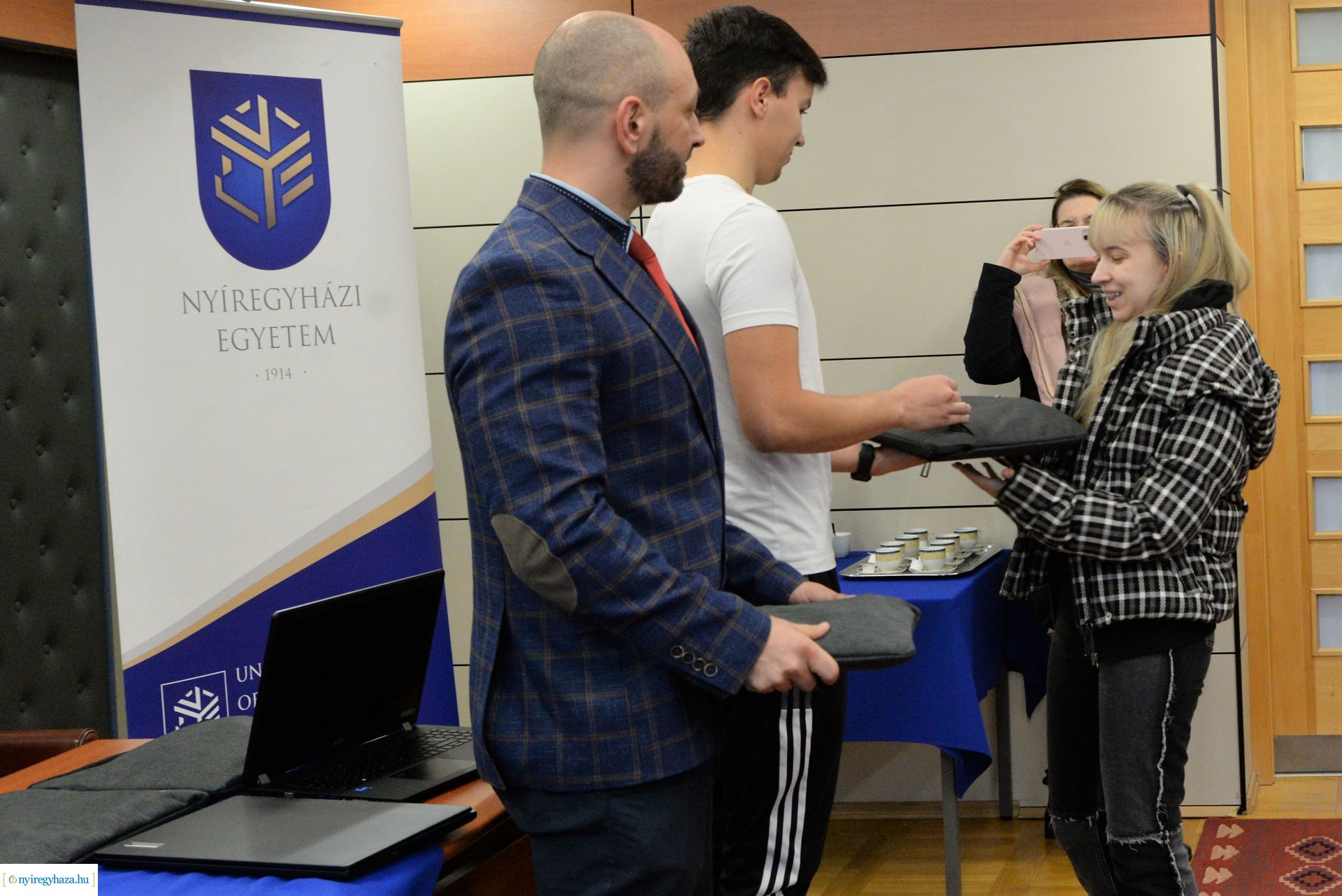 Jelképes laptop átadás a Nyíregyházi Egyetem elsőéves hallgatói részére
