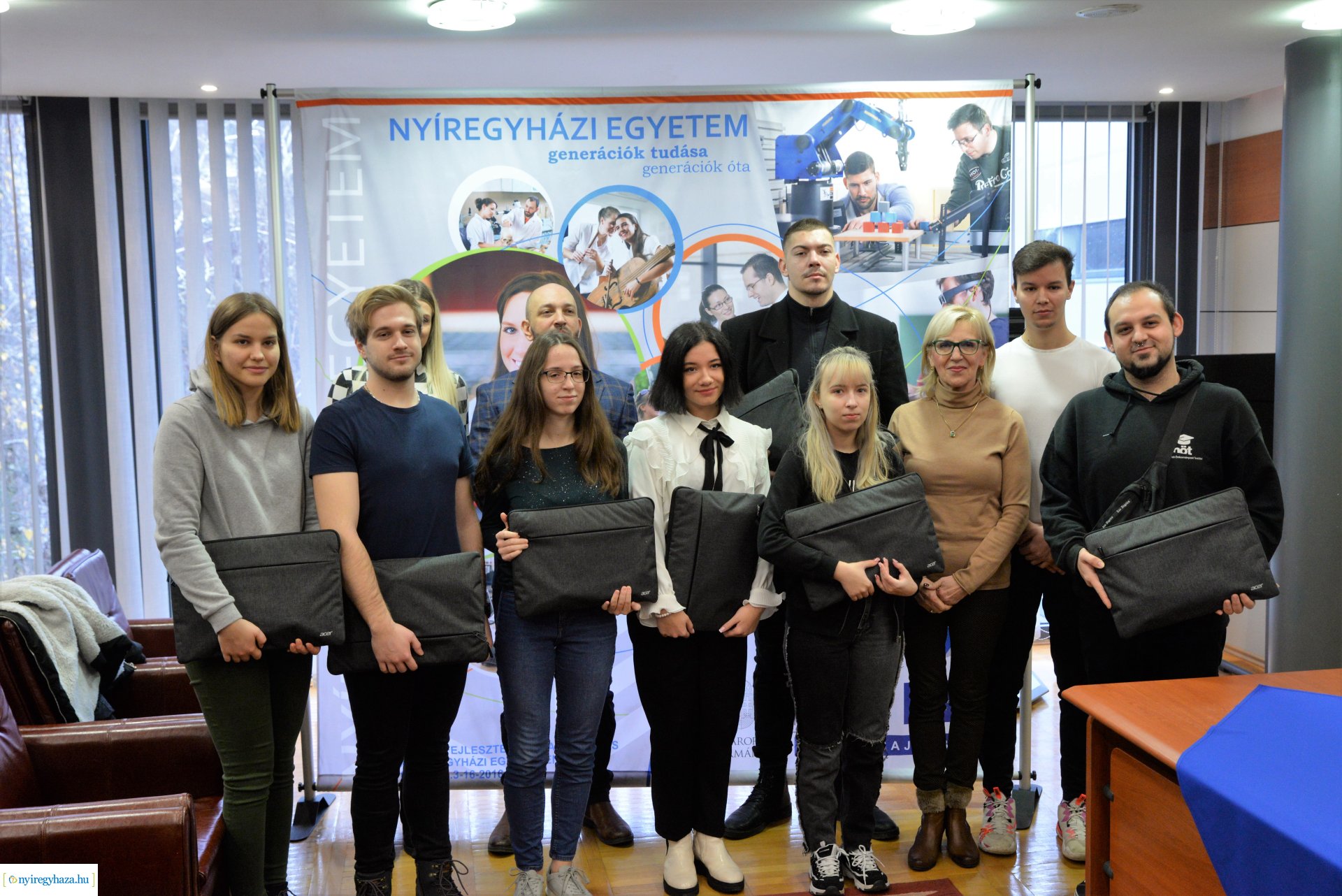 Jelképes laptop átadás a Nyíregyházi Egyetem elsőéves hallgatói részére