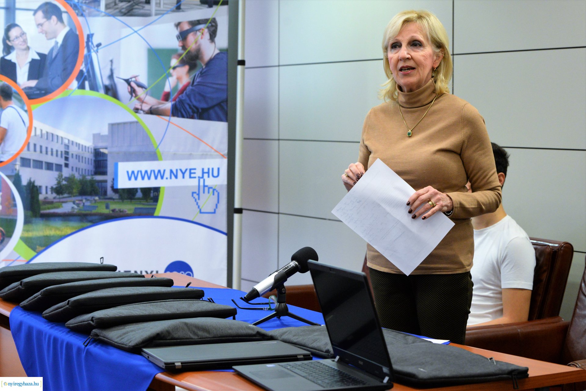 Jelképes laptop átadás a Nyíregyházi Egyetem elsőéves hallgatói részére