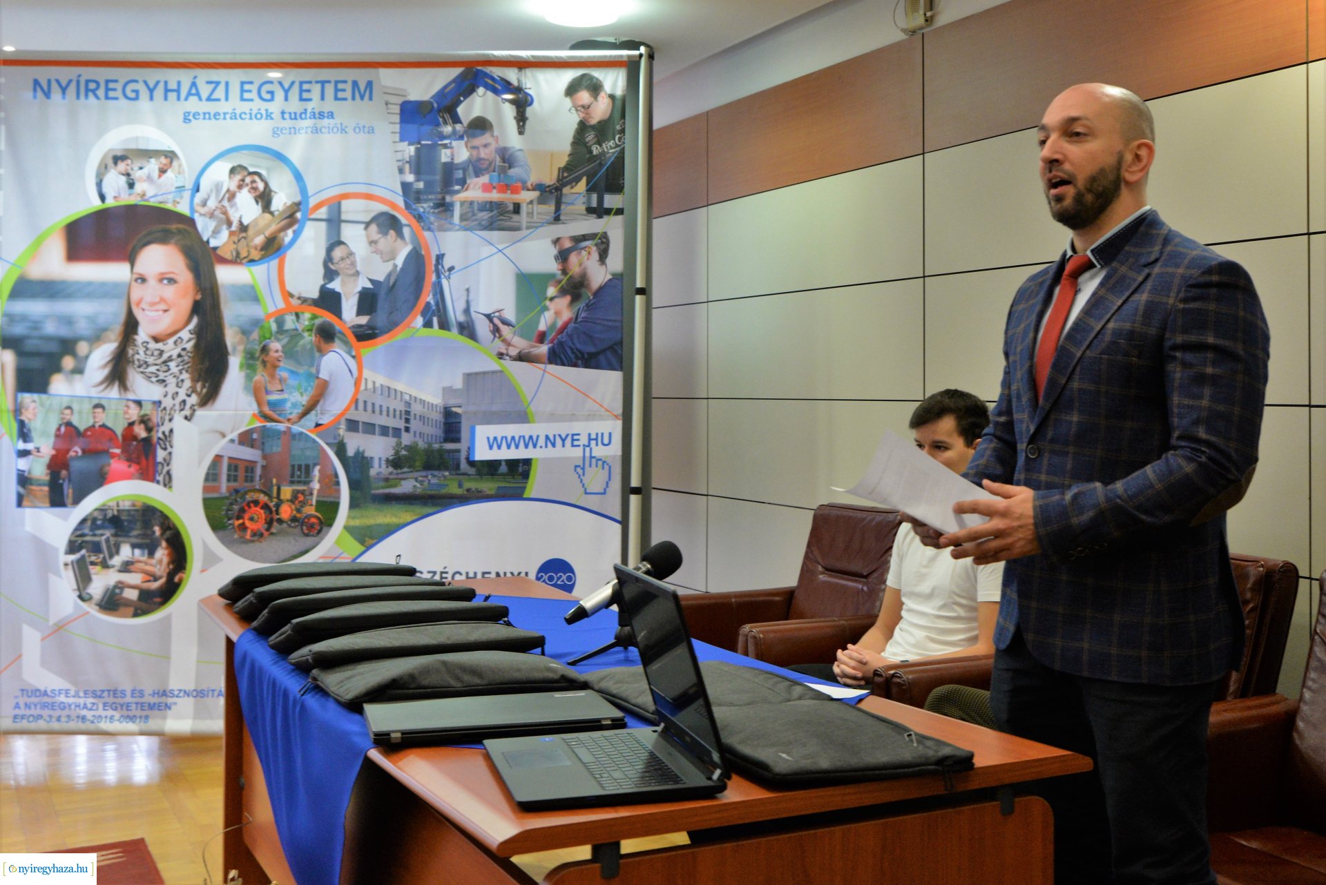 Jelképes laptop átadás a Nyíregyházi Egyetem elsőéves hallgatói részére