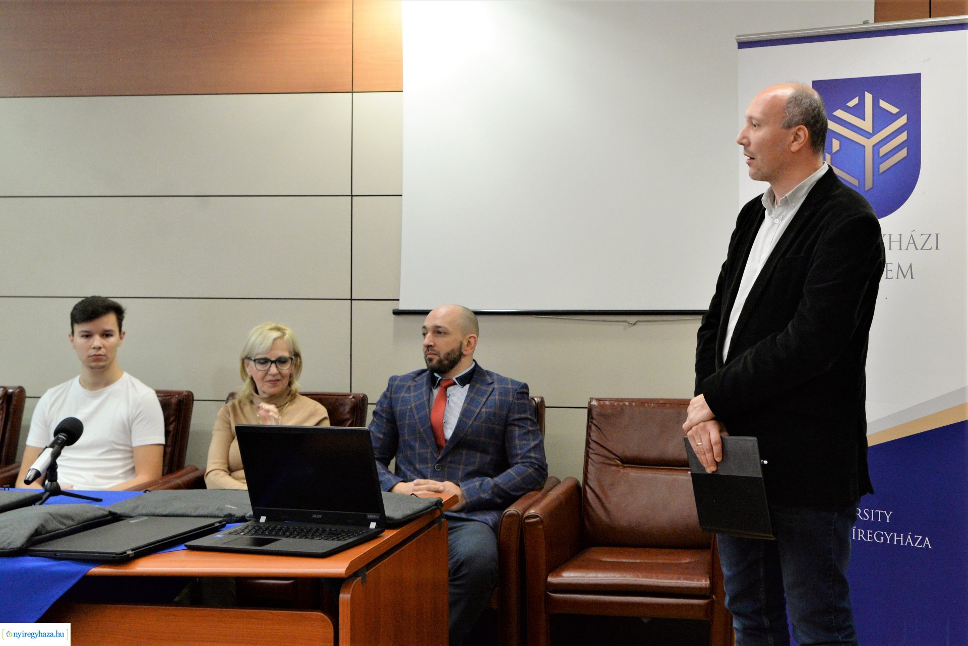 Jelképes laptop átadás a Nyíregyházi Egyetem elsőéves hallgatói részére