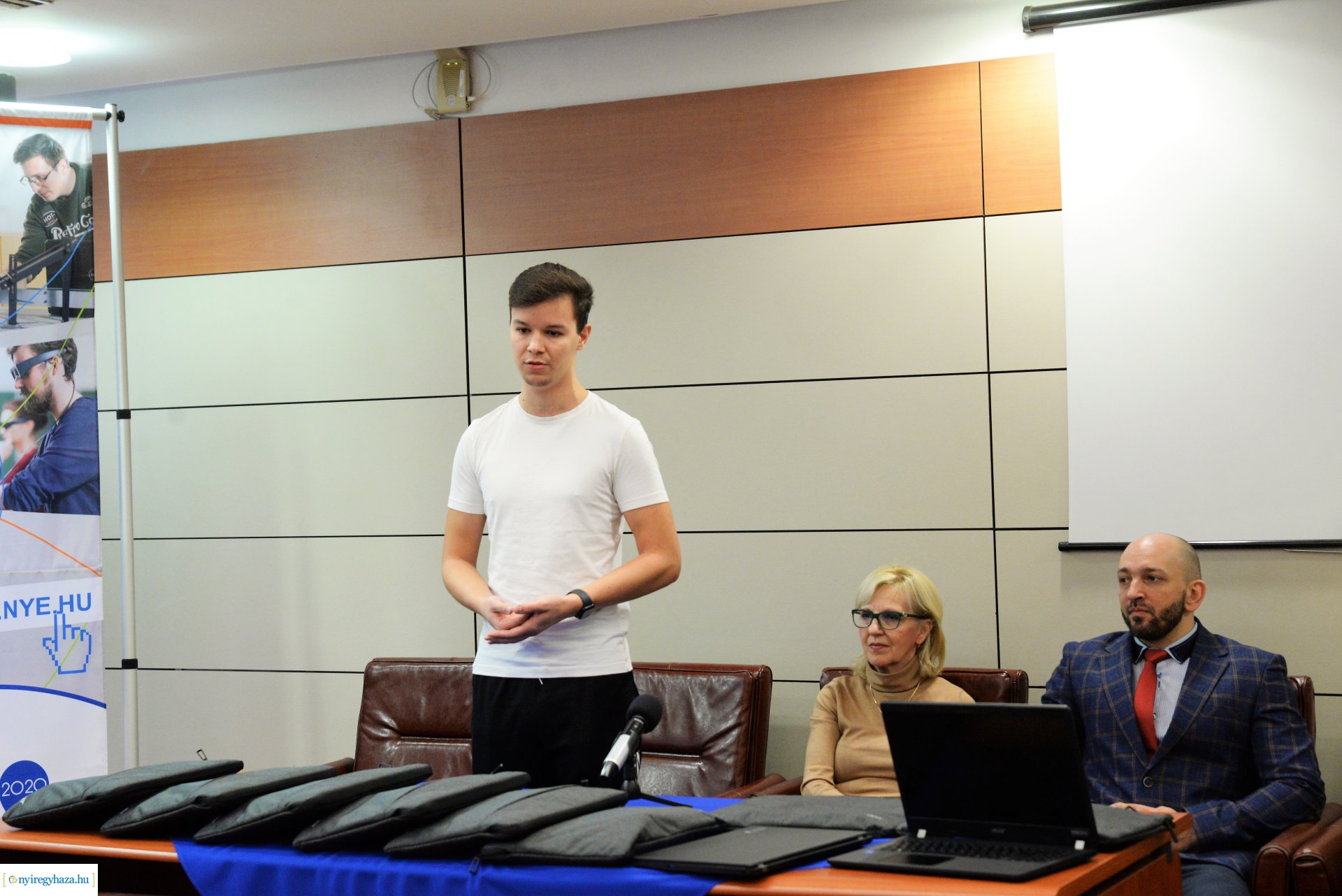 Jelképes laptop átadás a Nyíregyházi Egyetem elsőéves hallgatói részére