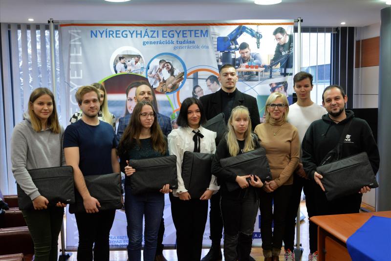 Jelképes laptop átadás a Nyíregyházi Egyetem elsőéves hallgatói részére