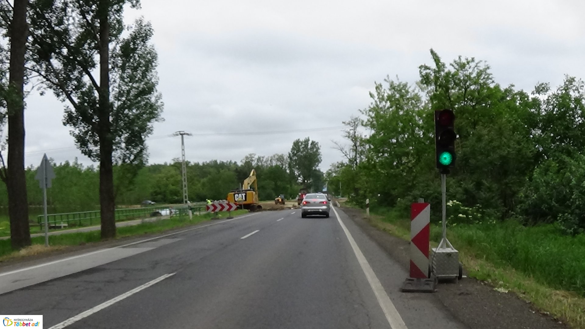 Jelzőlámpa irányítja a 38-as számú főút forgalmát