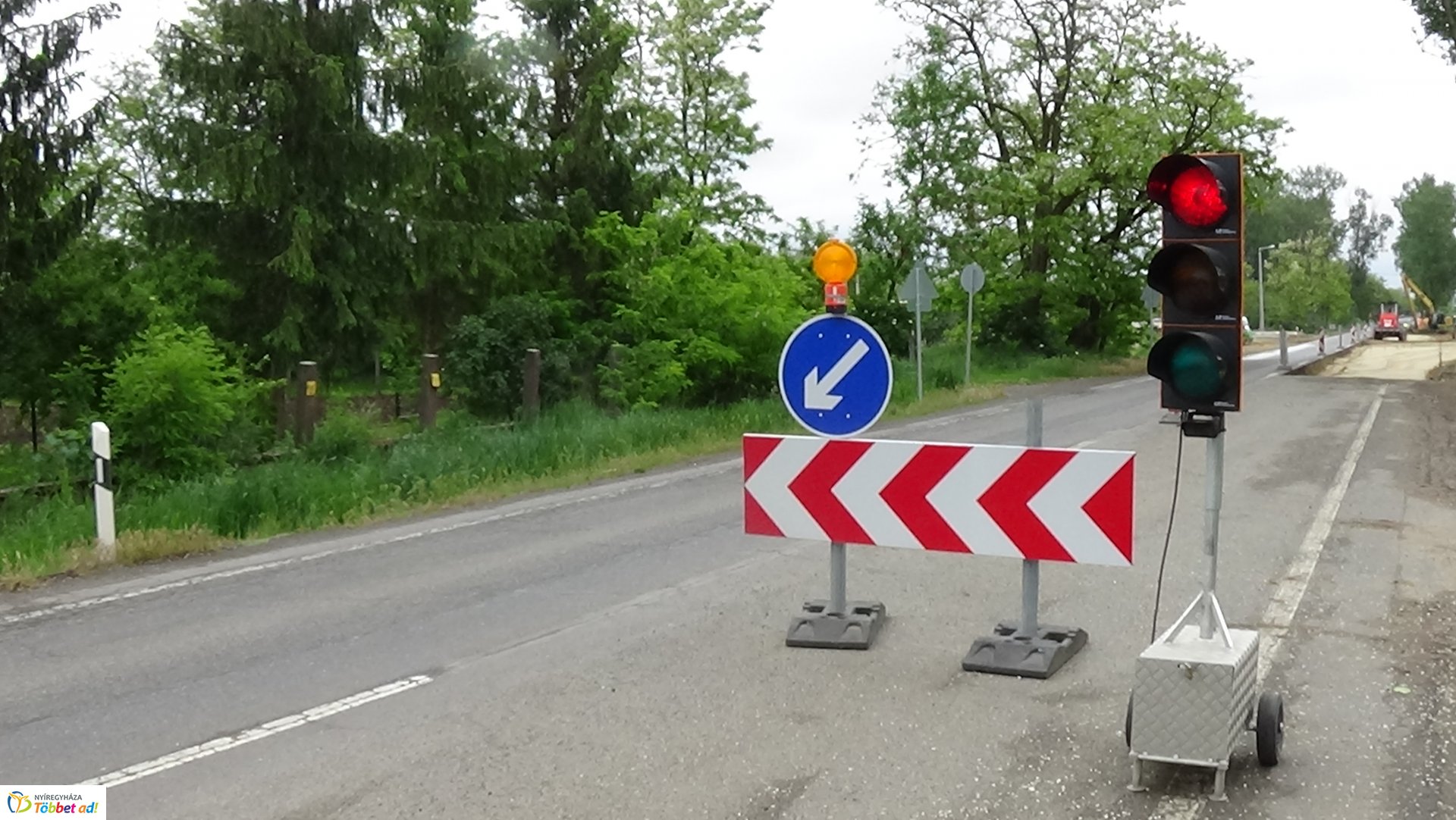 Jelzőlámpa irányítja a 38-as számú főút forgalmát