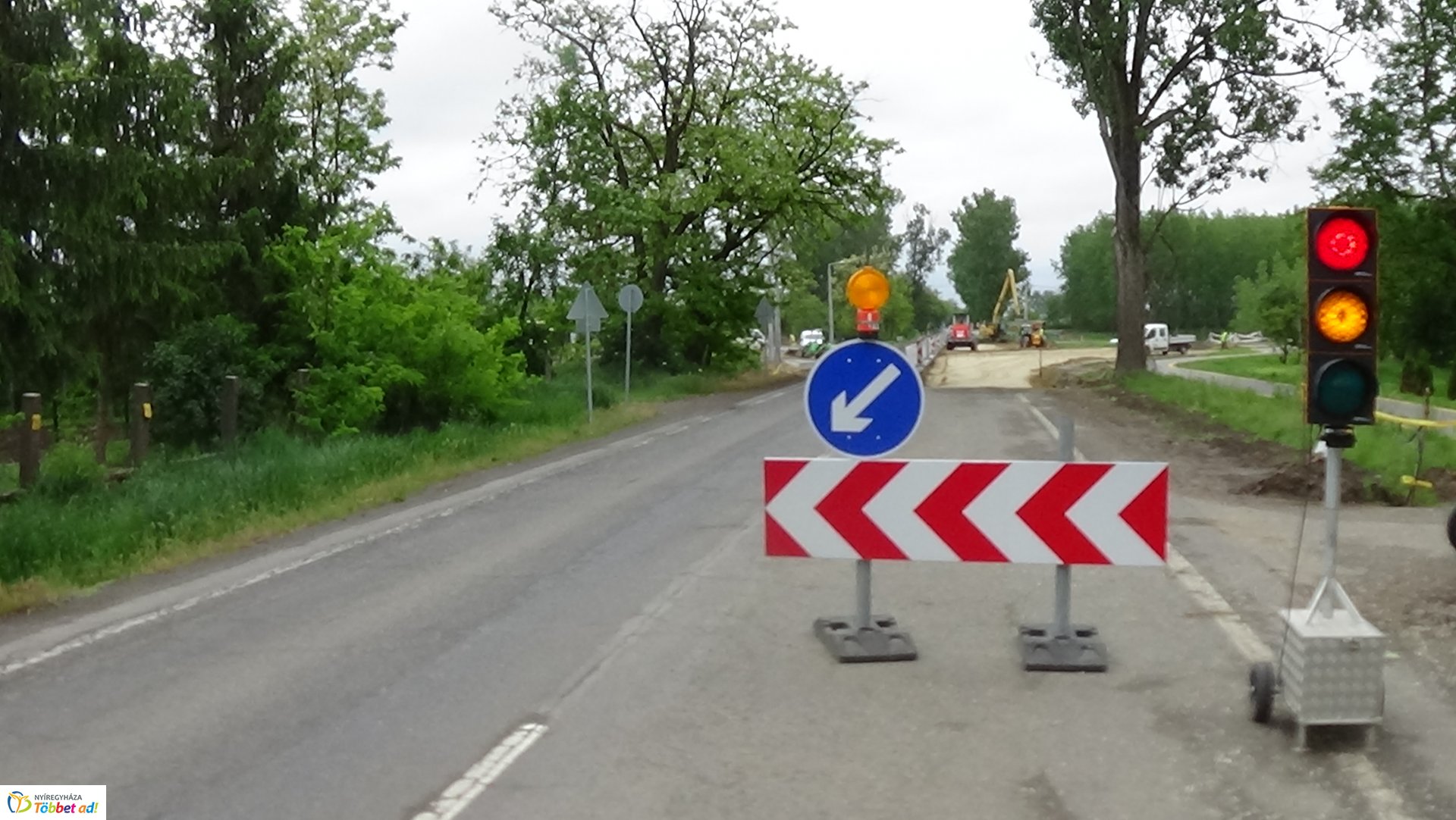 Jelzőlámpa irányítja a 38-as számú főút forgalmát