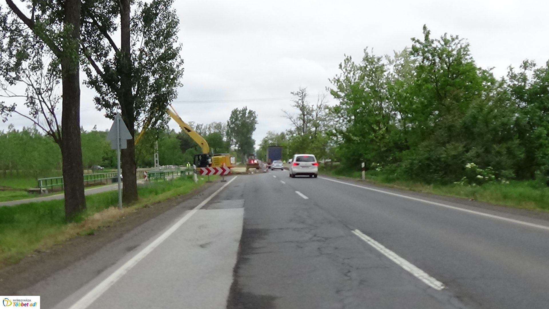 Jelzőlámpa irányítja a 38-as számú főút forgalmát