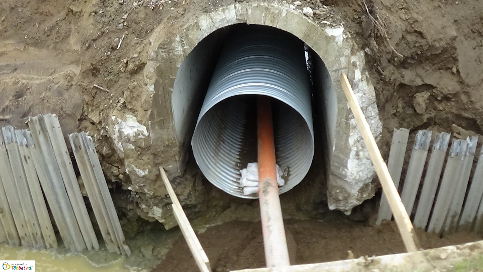 Jelzőlámpa irányítja a 38-as számú főút forgalmát