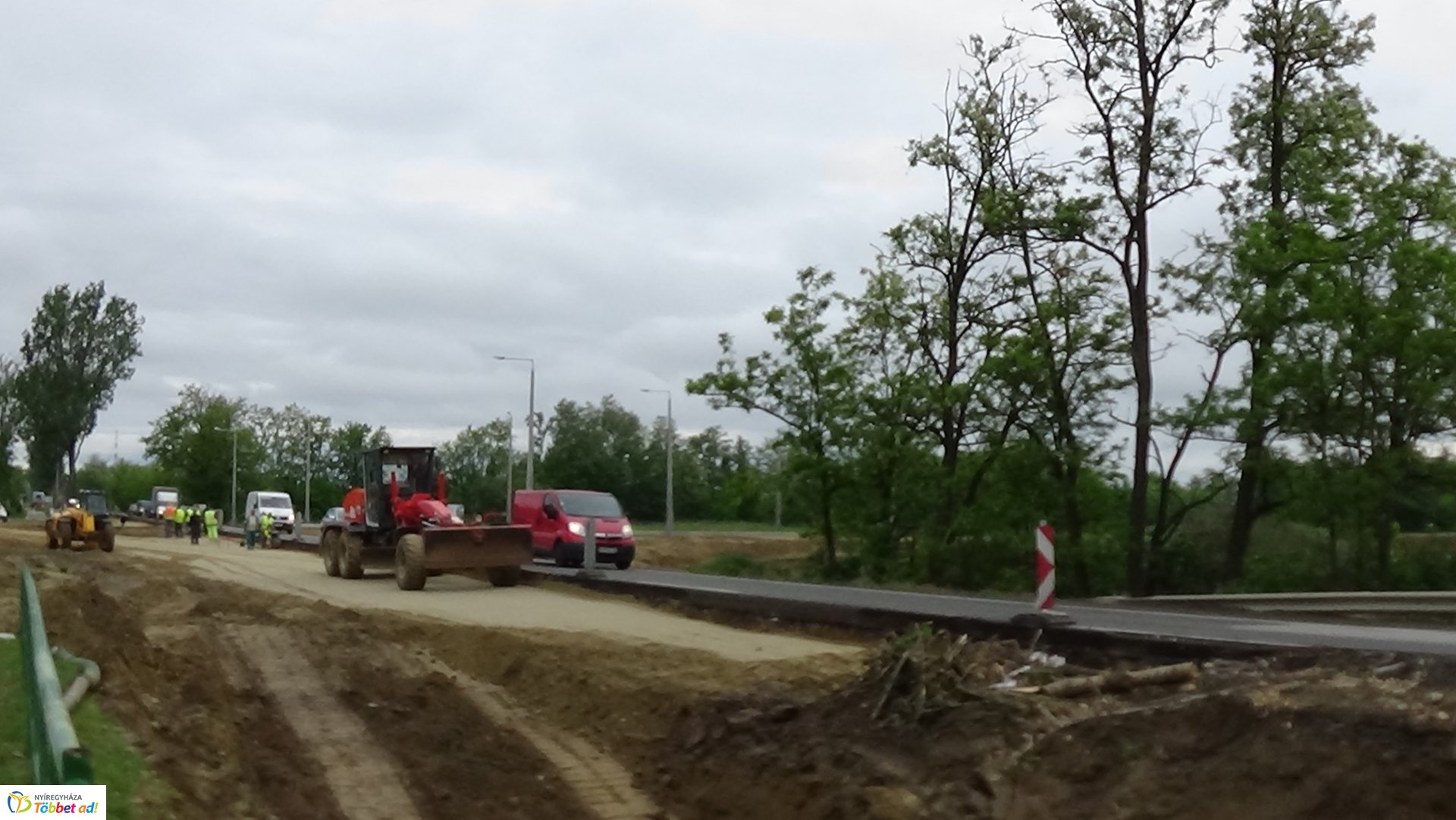 Jelzőlámpa irányítja a 38-as számú főút forgalmát