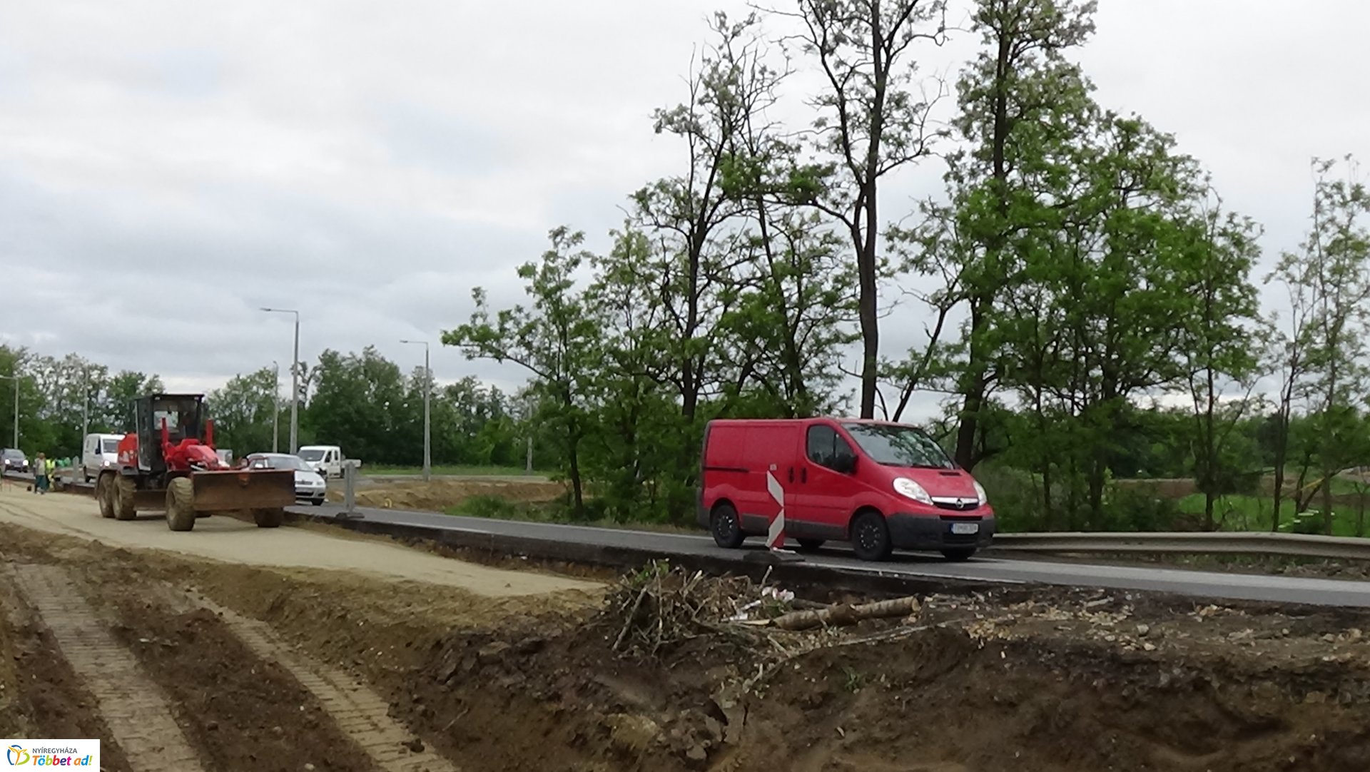 Jelzőlámpa irányítja a 38-as számú főút forgalmát