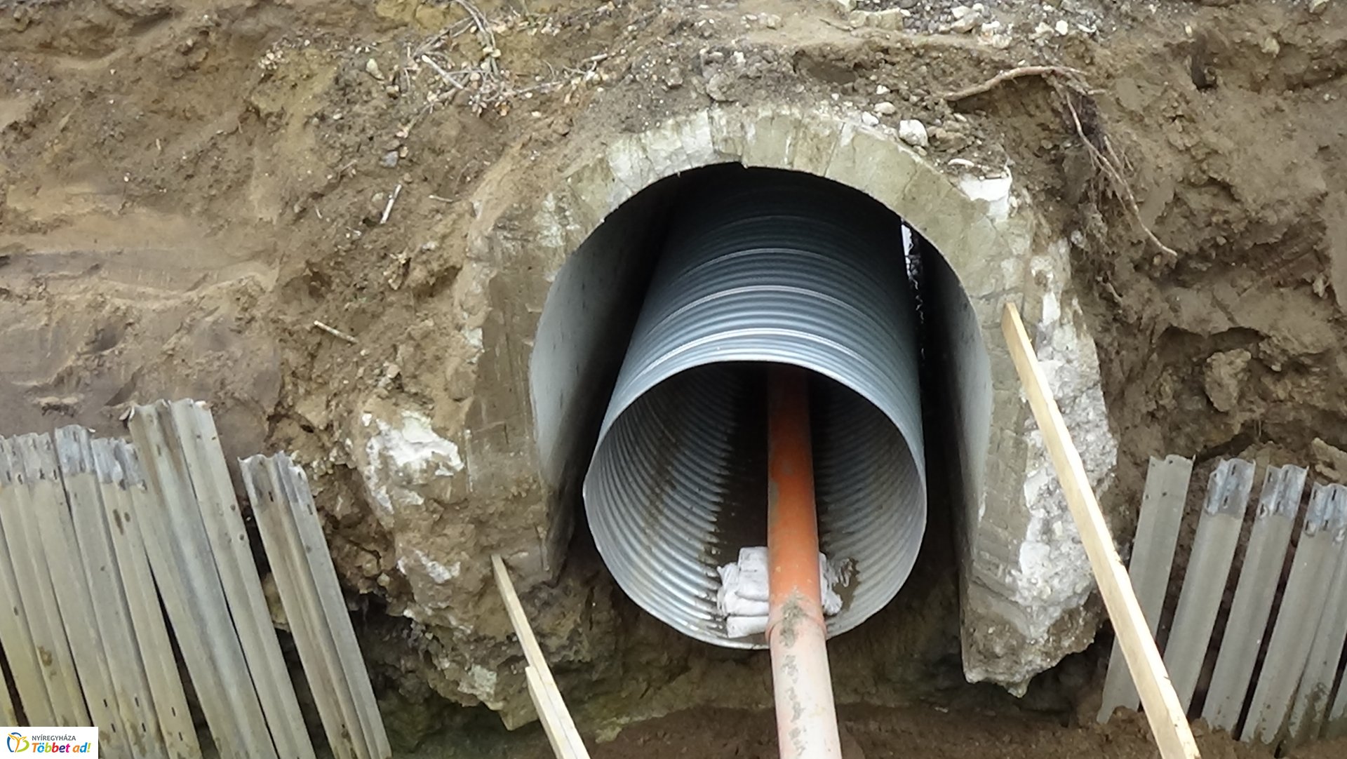 Jelzőlámpa irányítja a 38-as számú főút forgalmát