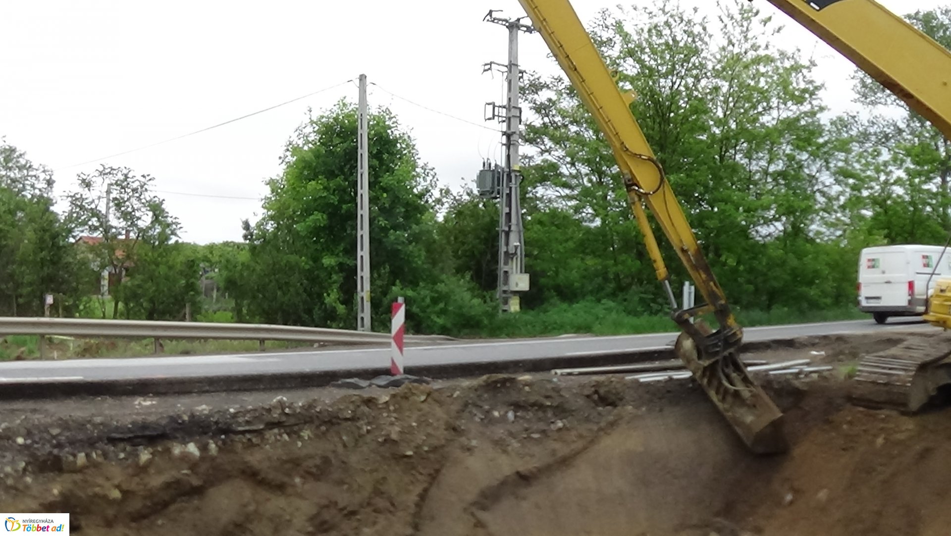 Jelzőlámpa irányítja a 38-as számú főút forgalmát