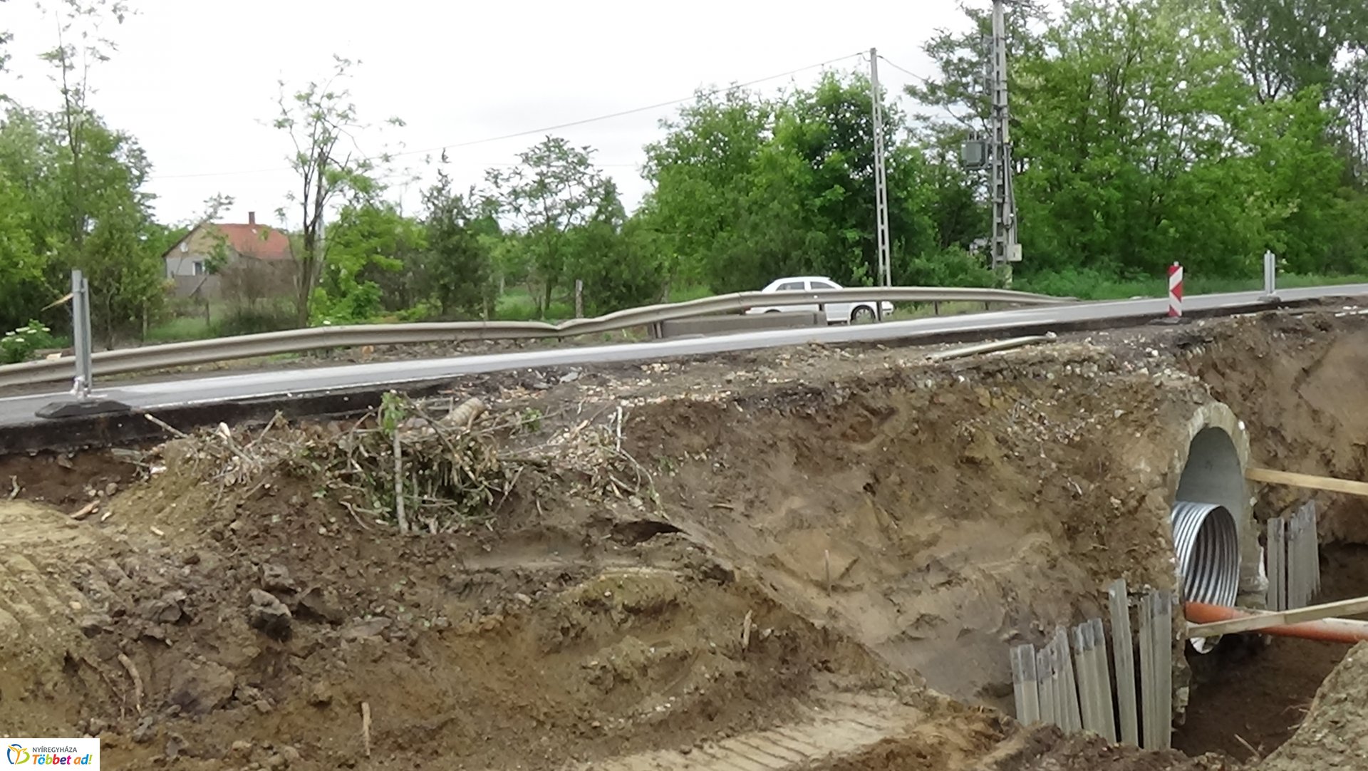 Jelzőlámpa irányítja a 38-as számú főút forgalmát