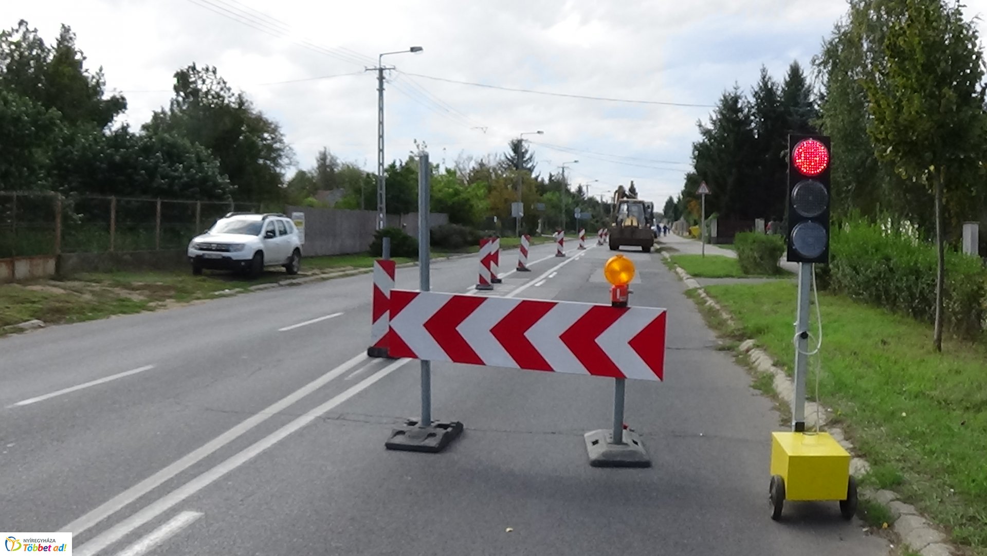 Jelzőlámpa irányítja a forgalmat a Korányi Frigyes utcán 