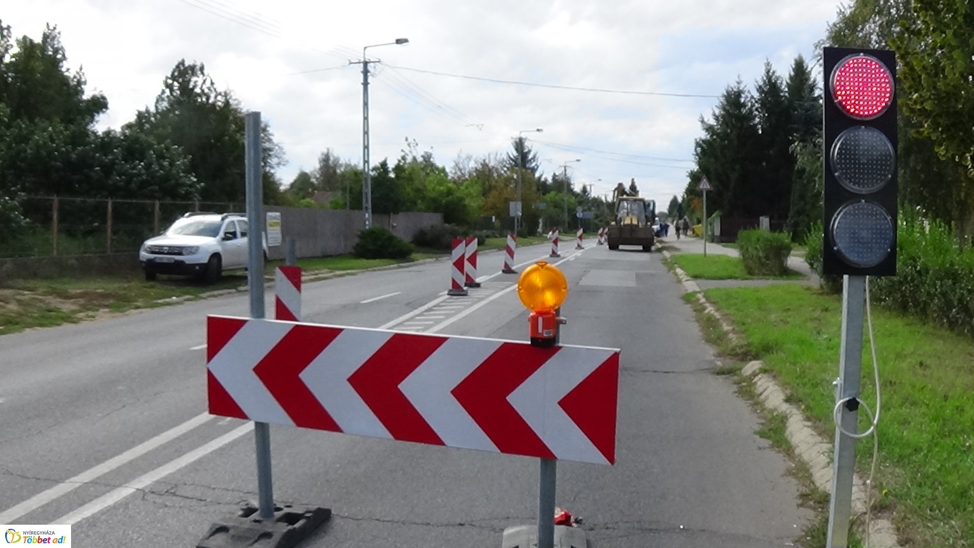 Jelzőlámpa irányítja a forgalmat a Korányi Frigyes utcán 