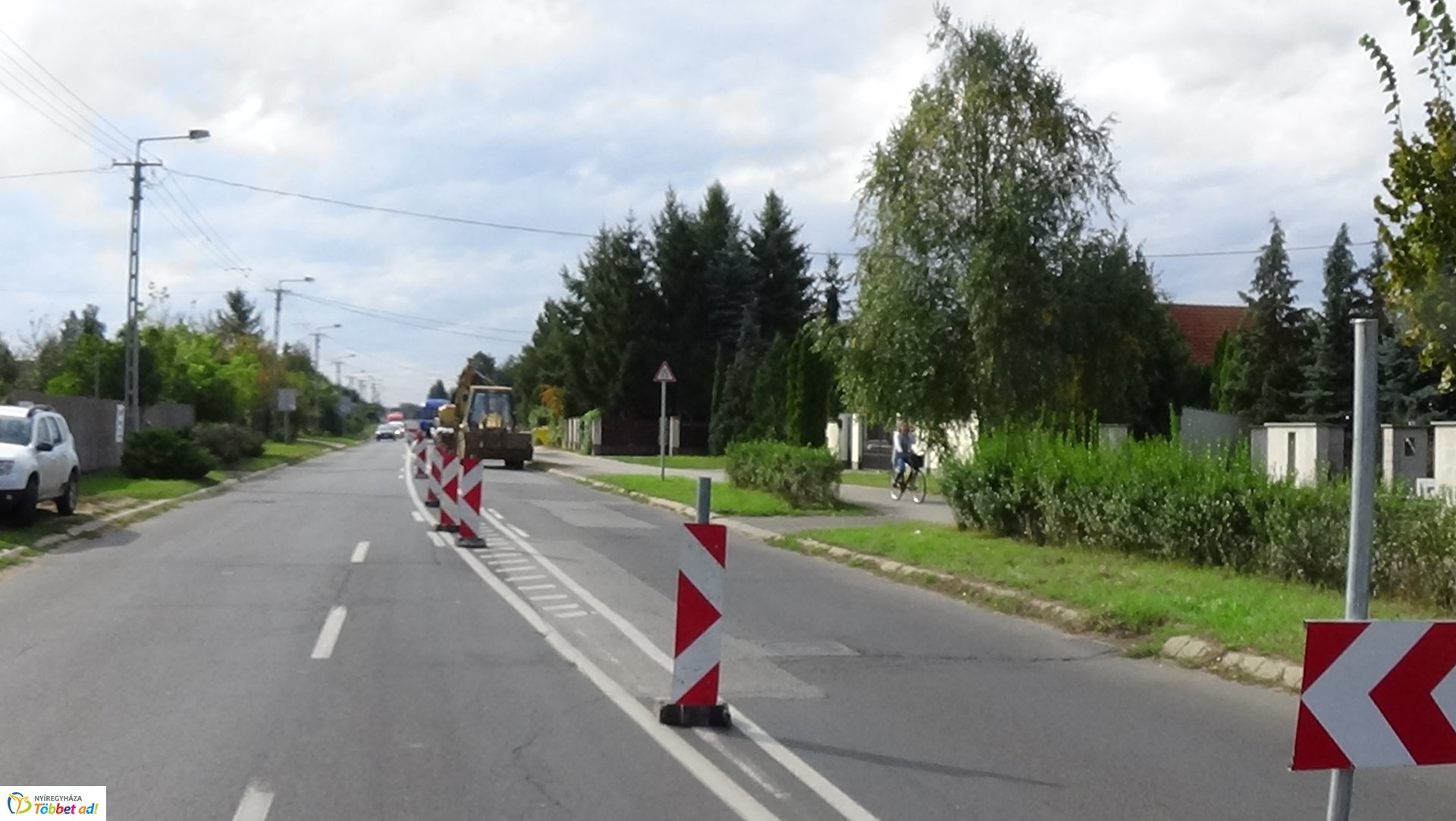 Jelzőlámpa irányítja a forgalmat a Korányi Frigyes utcán 