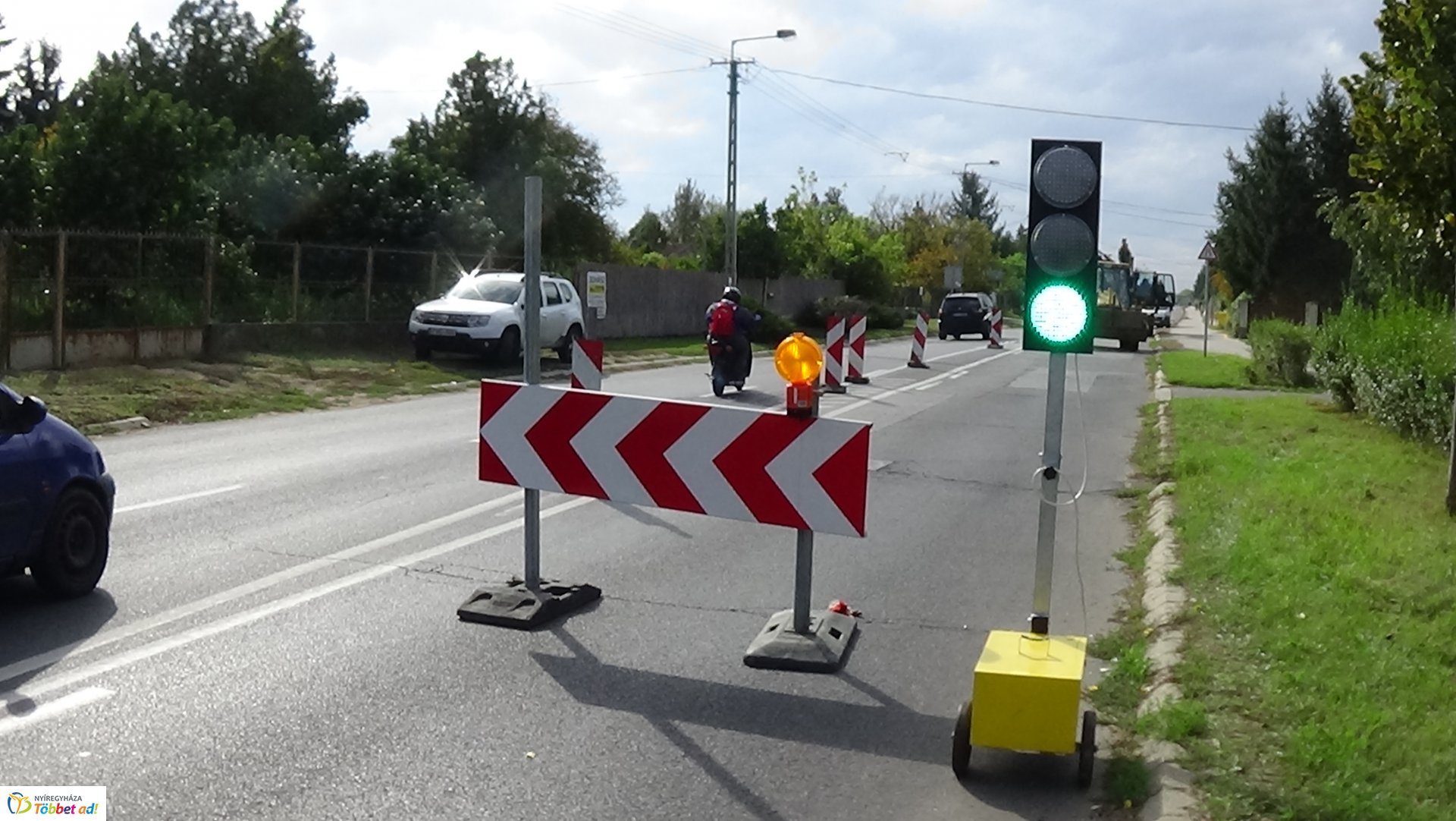 Jelzőlámpa irányítja a forgalmat a Korányi Frigyes utcán 