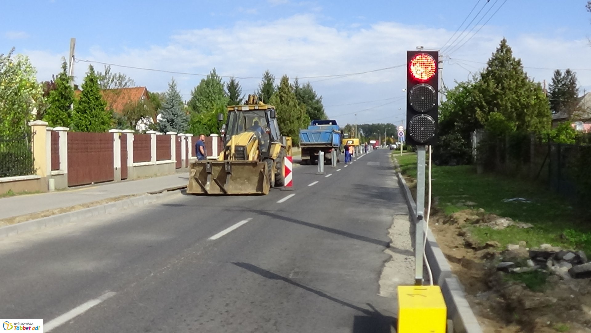 Jelzőlámpa irányítja a forgalmat a Korányi Frigyes utcán 