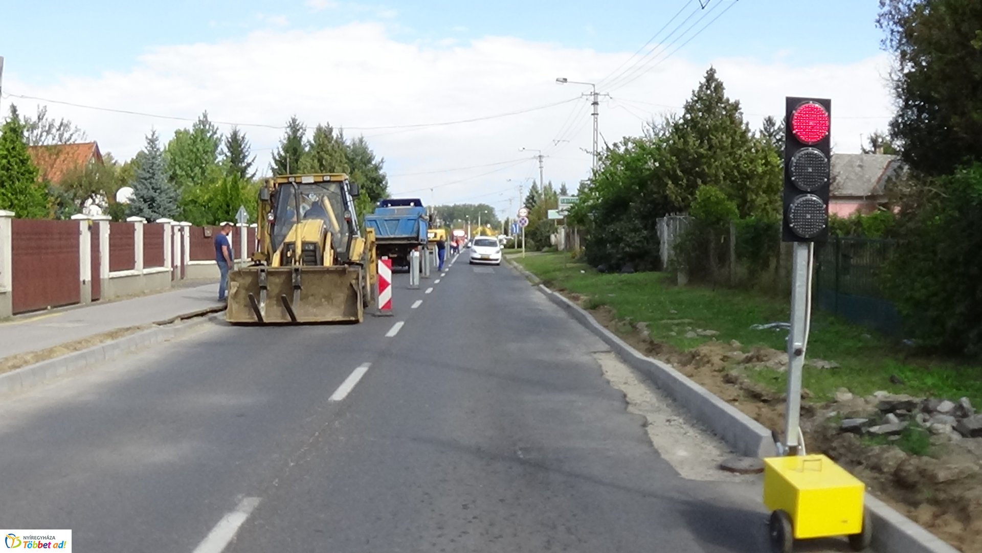 Jelzőlámpa irányítja a forgalmat a Korányi Frigyes utcán 