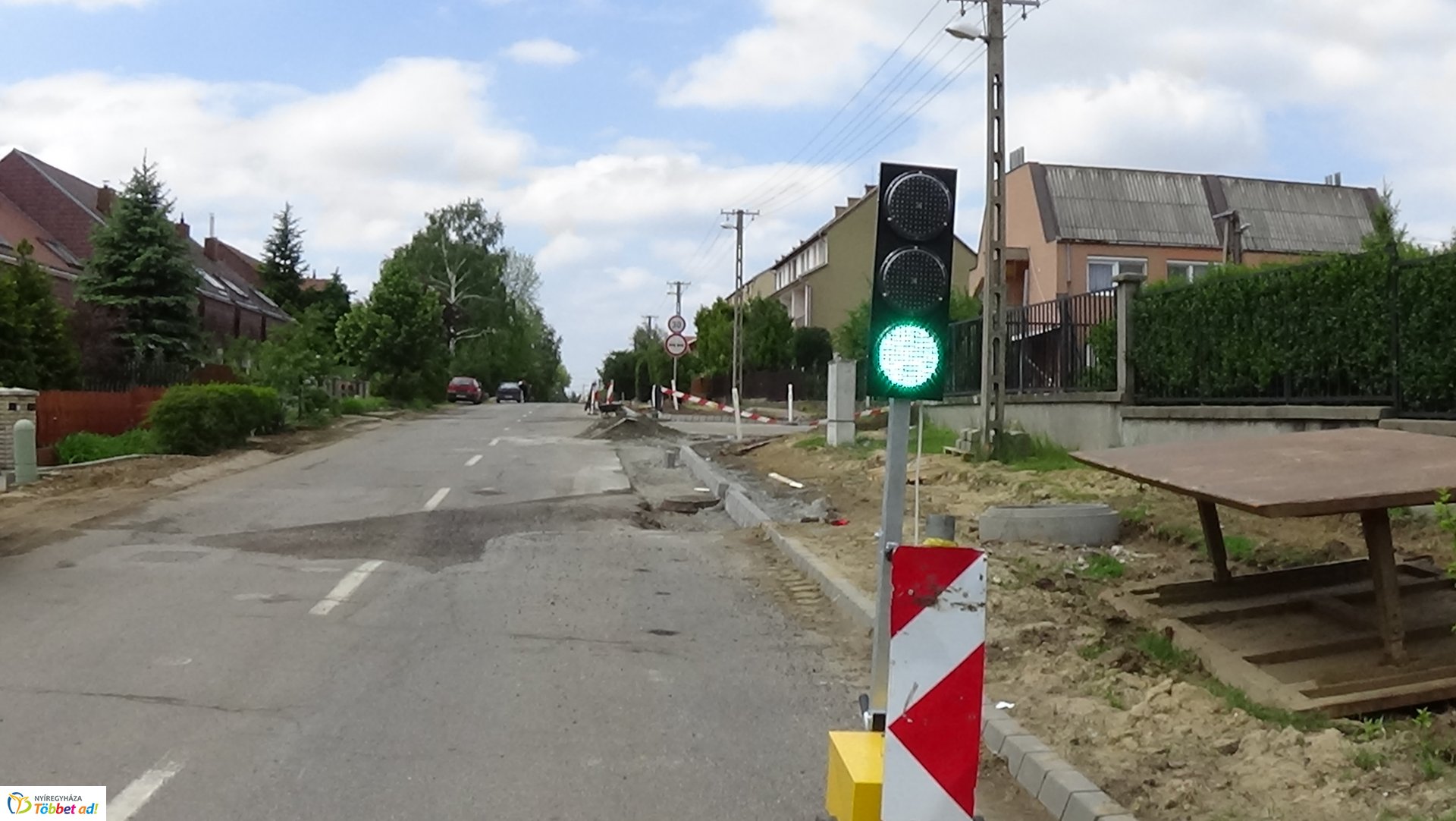 Jelzőlámpa irányítja a forgalmat