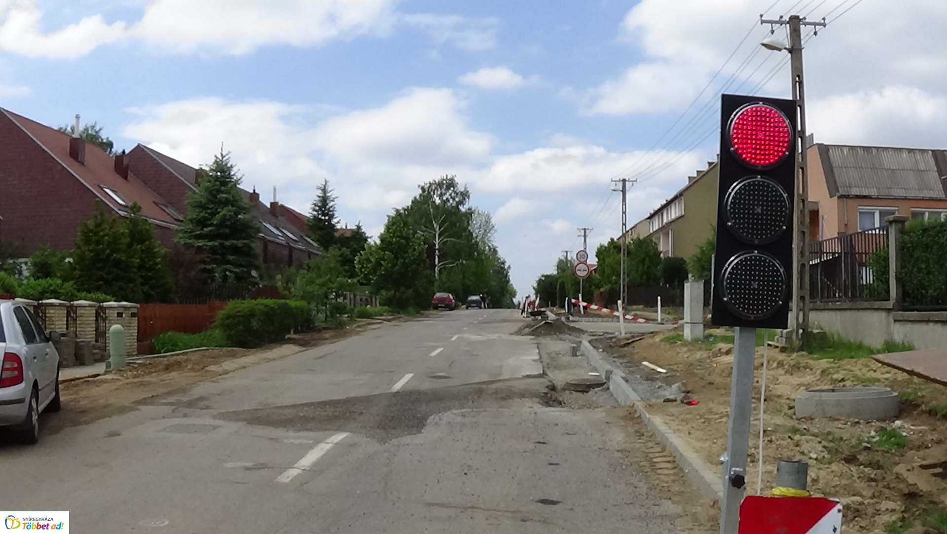 Jelzőlámpa irányítja a forgalmat