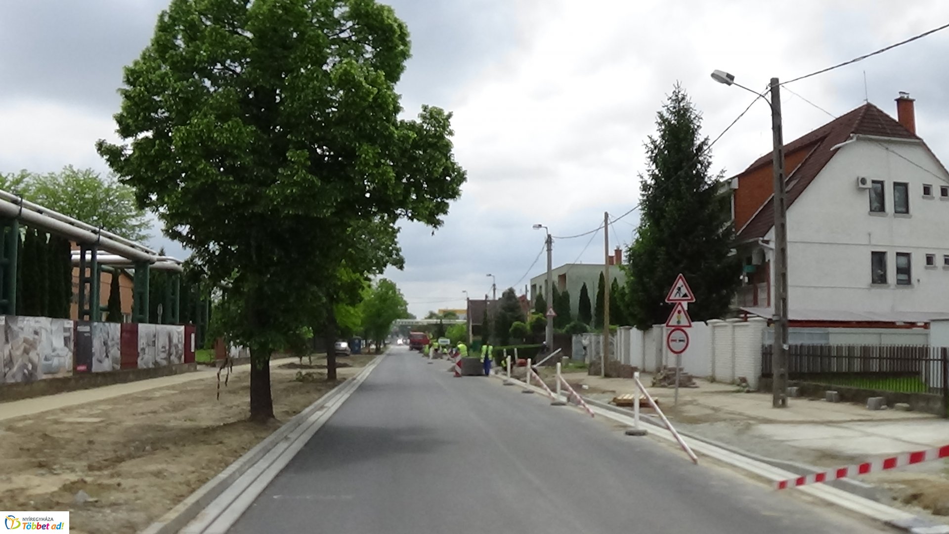 Jelzőlámpa irányítja a forgalmat