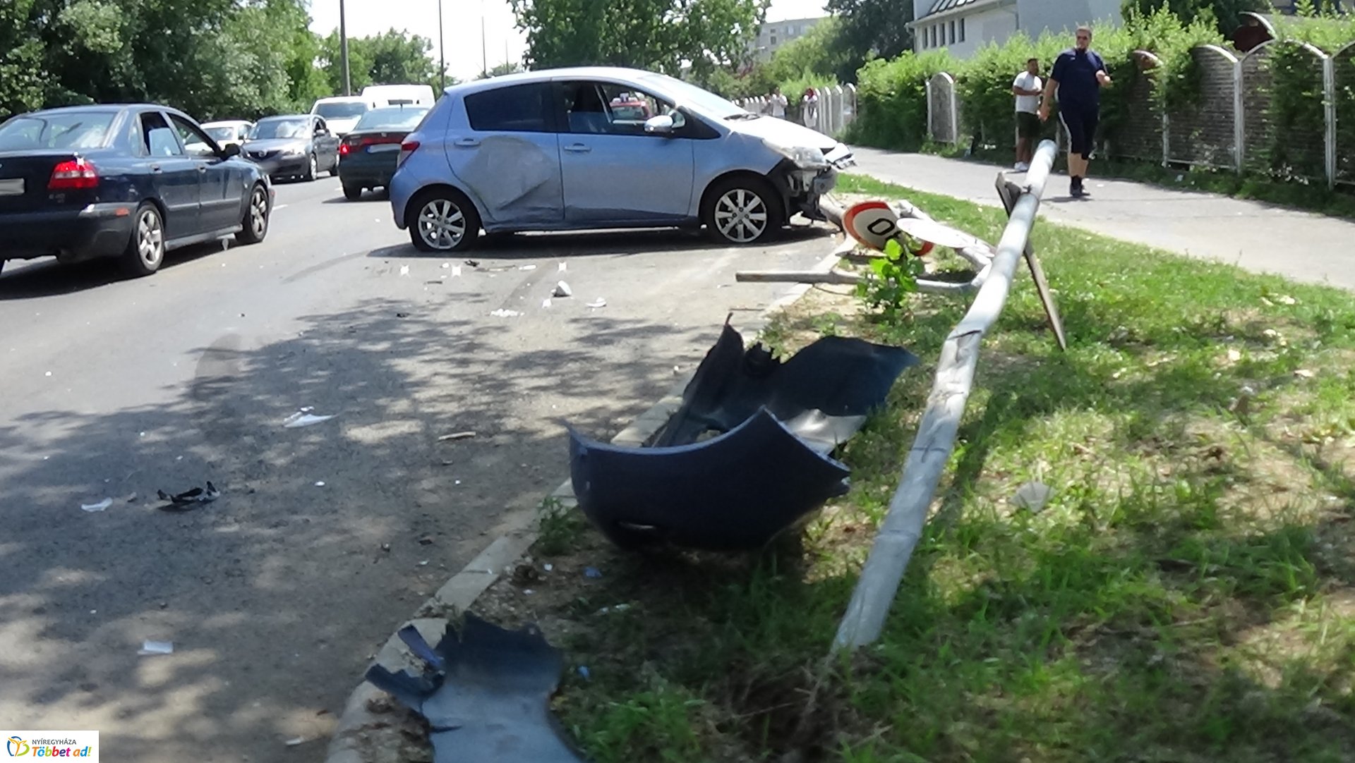 Jelzőtábláknak, majd fának csapódott egy jármű kedd délután Örökösföldön 