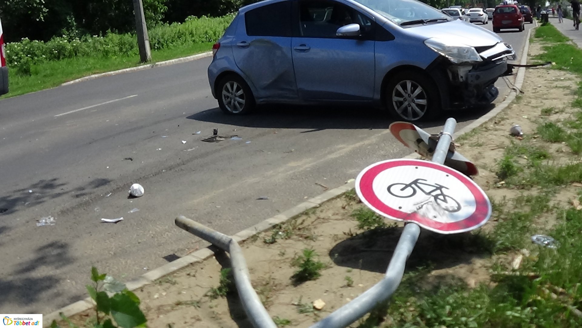 Jelzőtábláknak, majd fának csapódott egy jármű kedd délután Örökösföldön 
