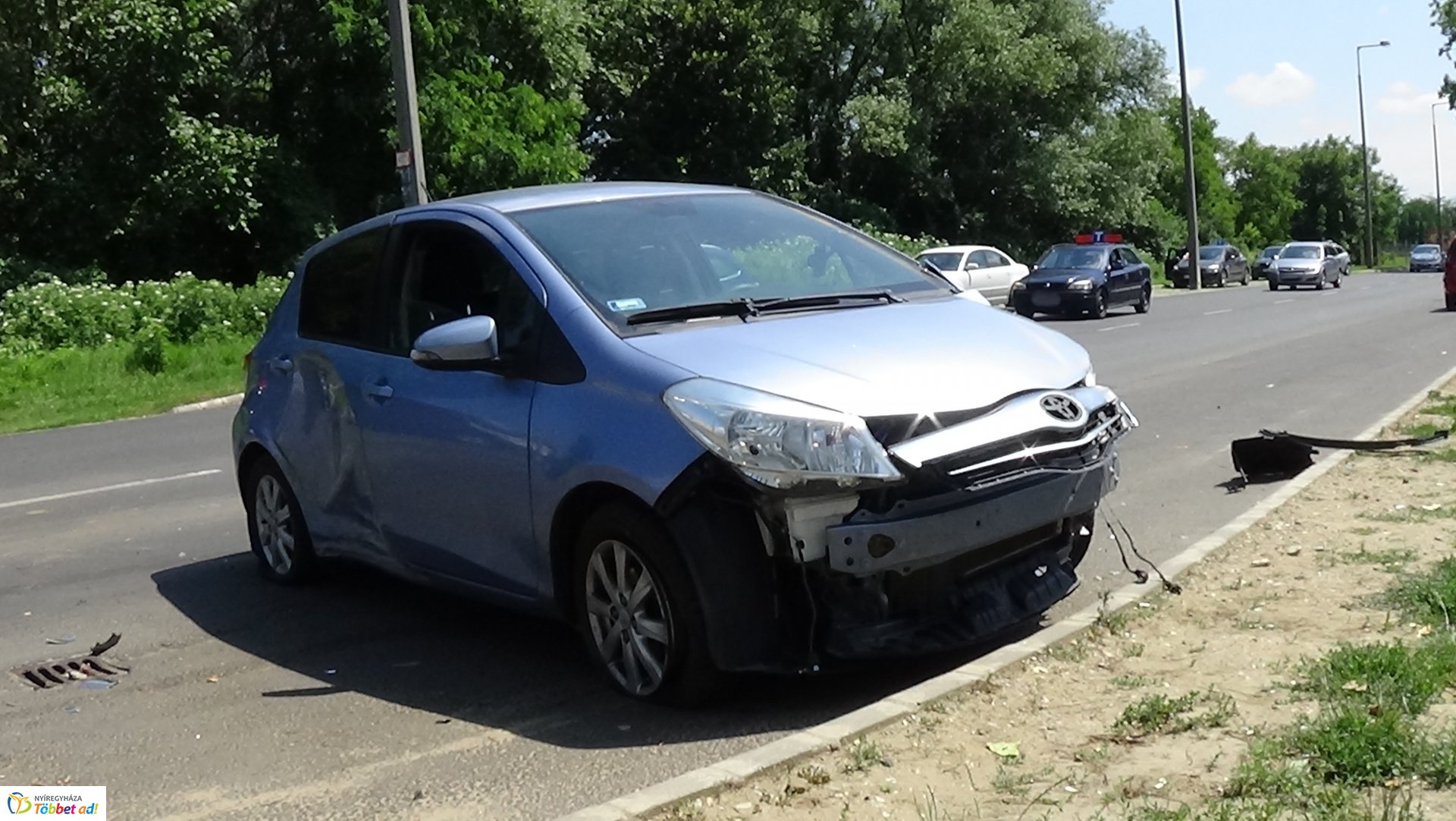 Jelzőtábláknak, majd fának csapódott egy jármű kedd délután Örökösföldön 