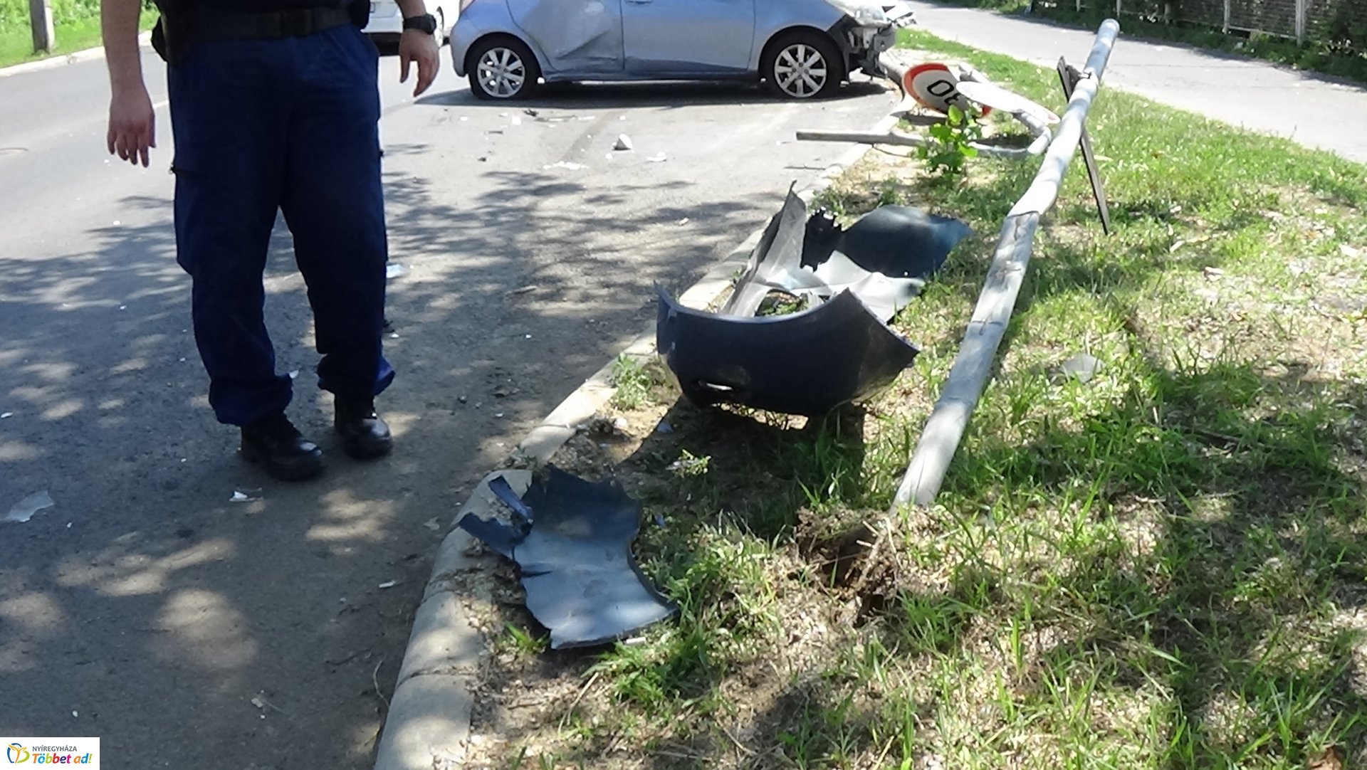 Jelzőtábláknak, majd fának csapódott egy jármű kedd délután Örökösföldön 