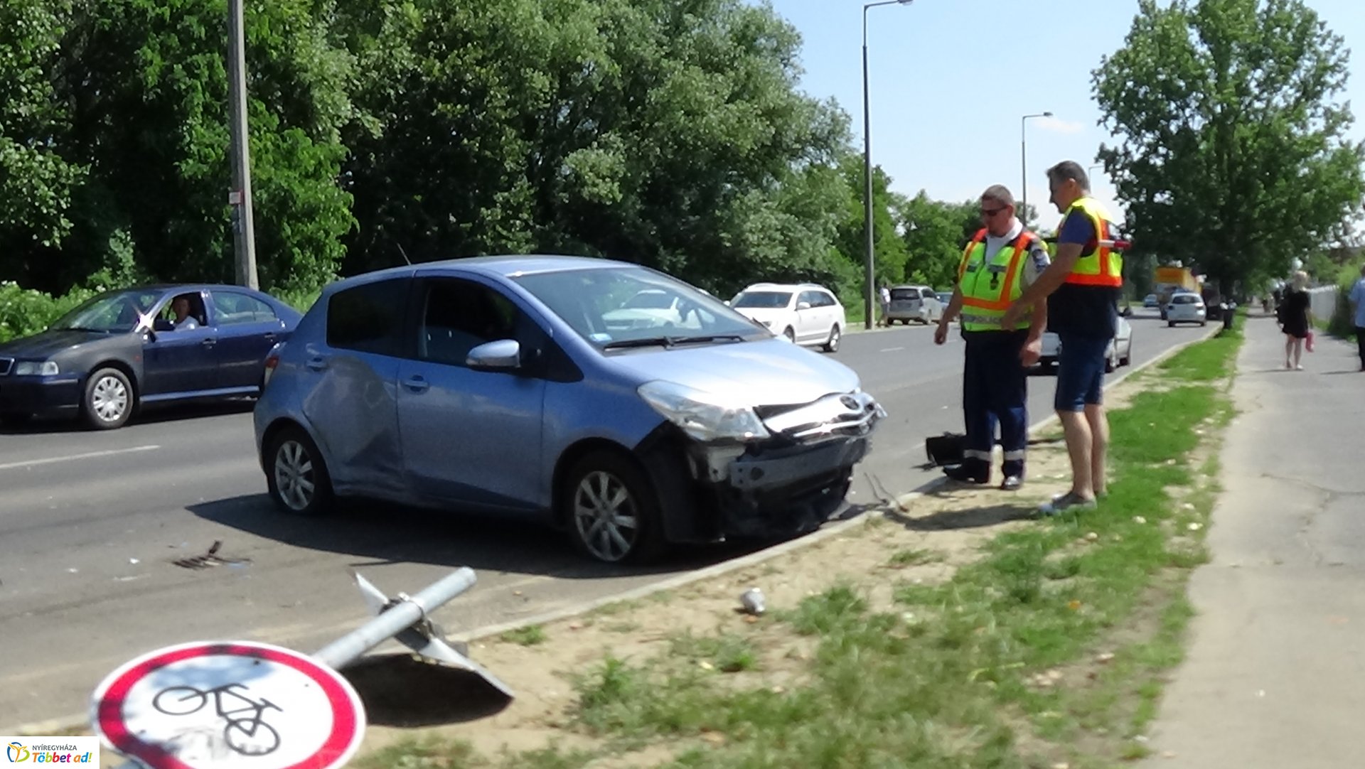 Jelzőtábláknak, majd fának csapódott egy jármű kedd délután Örökösföldön 