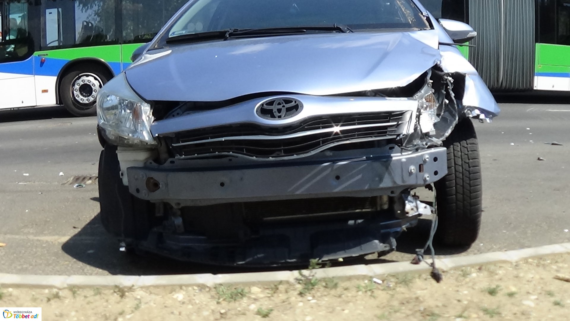 Jelzőtábláknak, majd fának csapódott egy jármű kedd délután Örökösföldön 