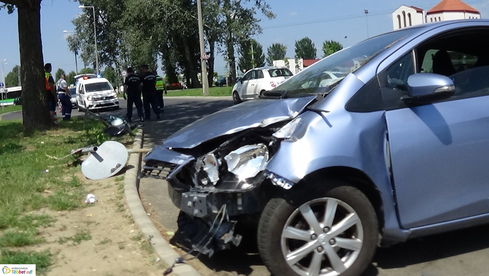 Jelzőtábláknak, majd fának csapódott egy jármű kedd délután Örökösföldön 