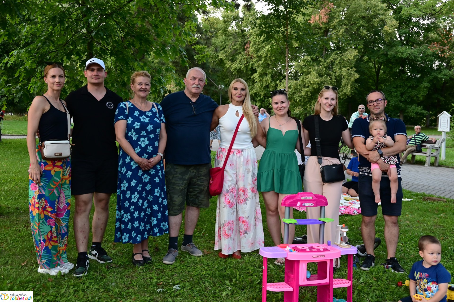 Jókedvű táncosok népesítették be Sóstót
