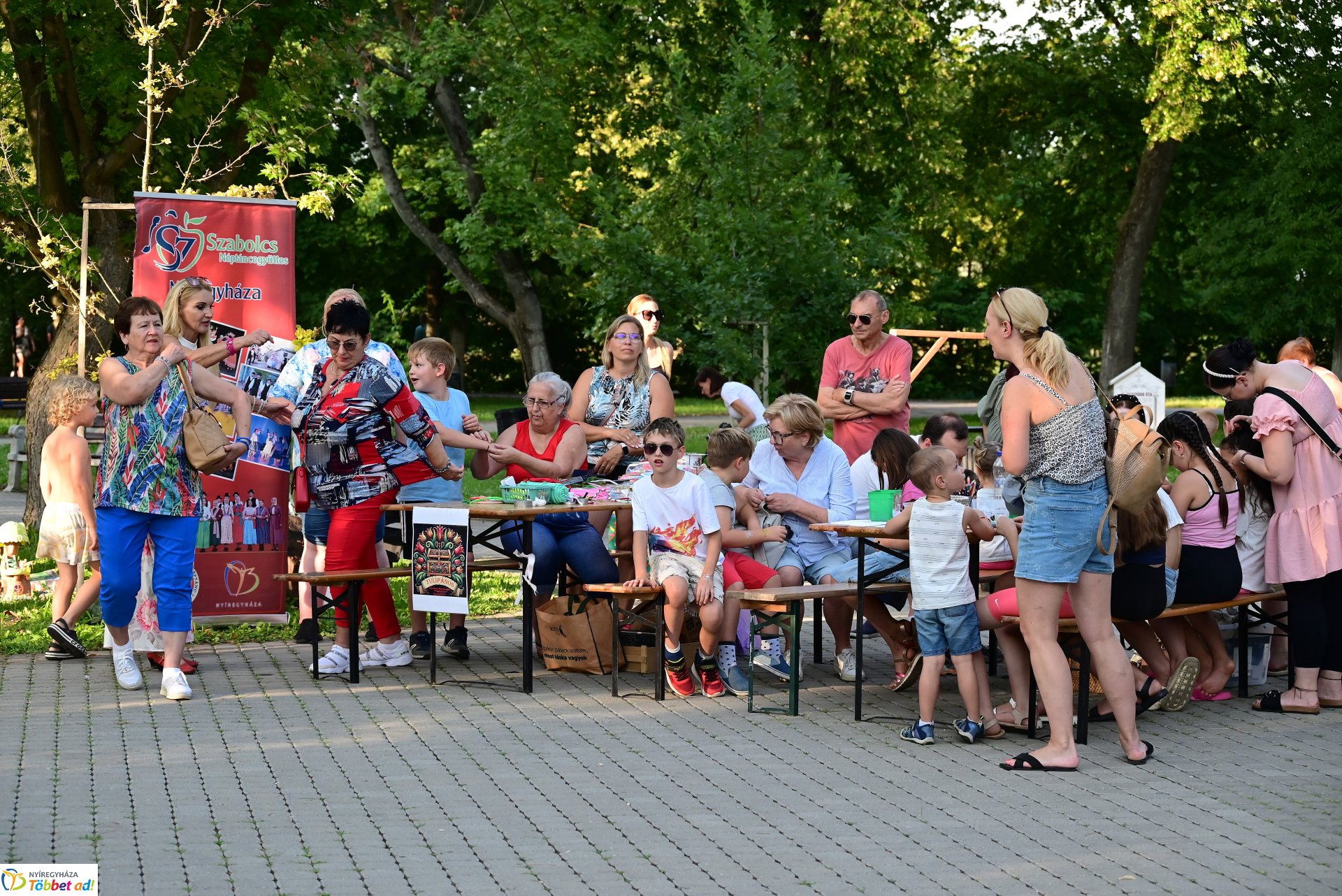 Jókedvű táncosok népesítették be Sóstót