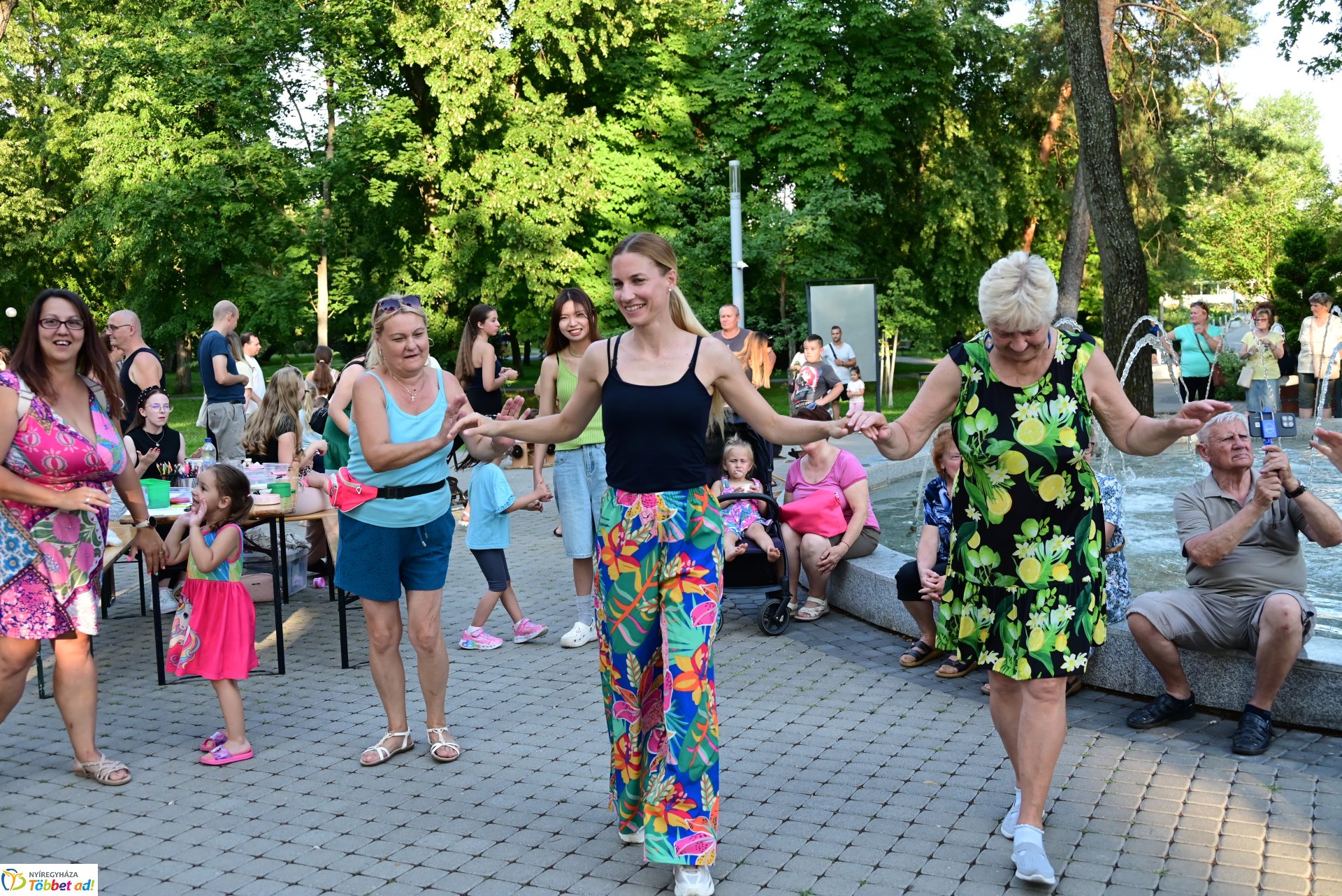 Jókedvű táncosok népesítették be Sóstót